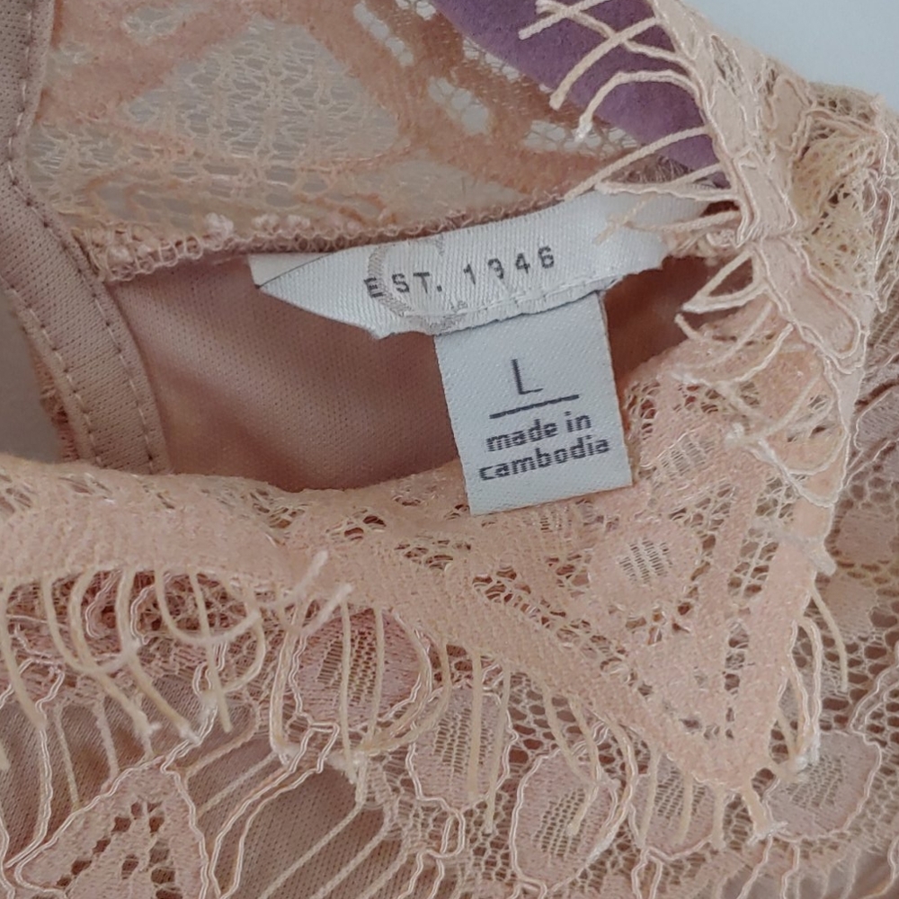Nude/Peach colored lace top - Picture 3 of 4